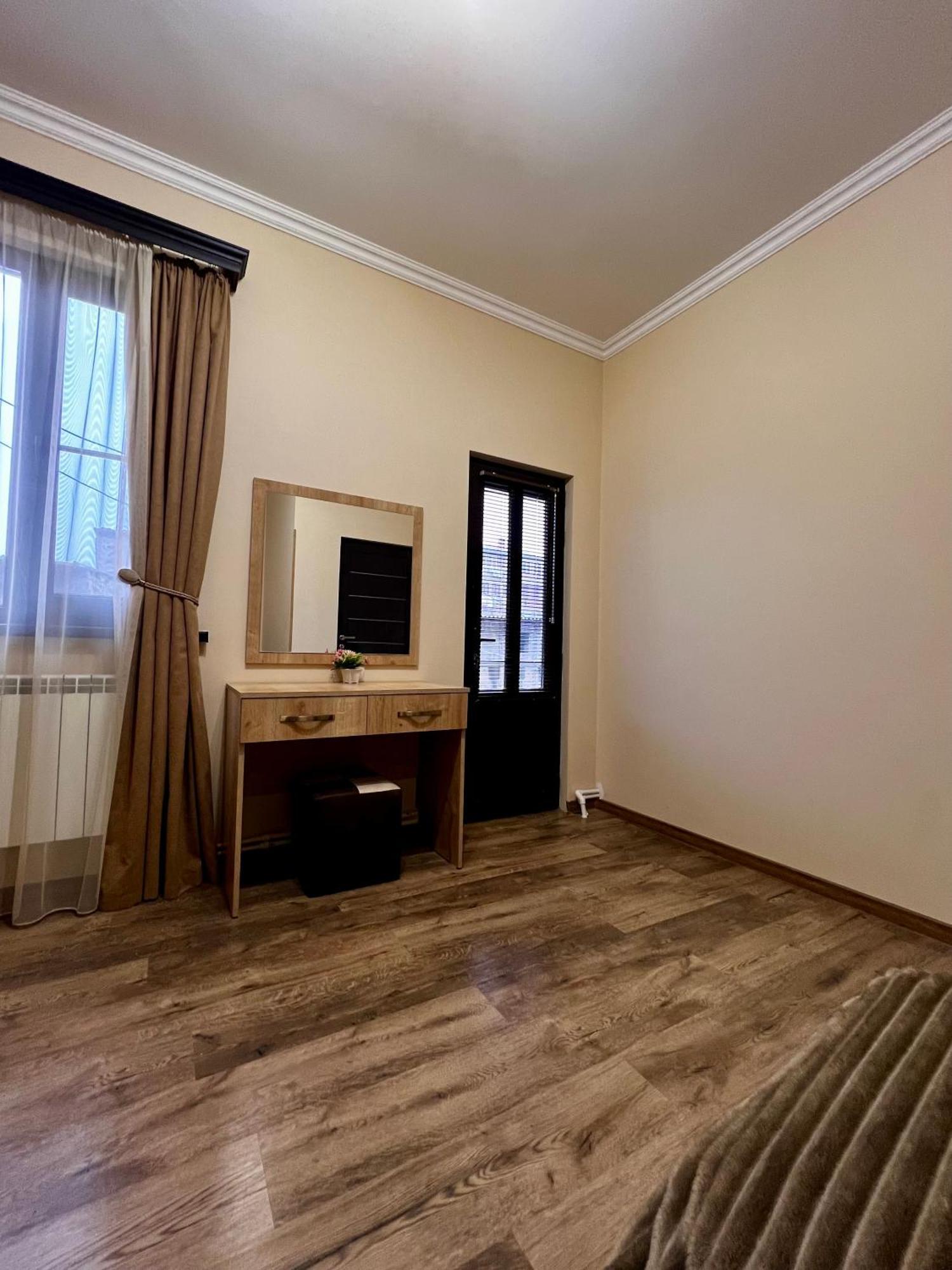 New , Comfortable 3 Bedroom House เยเรวาน ภายนอก รูปภาพ